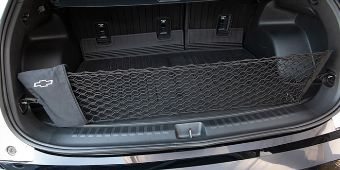 Rede vertical de porta-malas com bolsa para armazenamento e logo Chevrolet do Blazer EV RS
