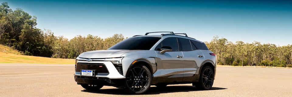 Blazer EV RS no meio de uma estrada no campo