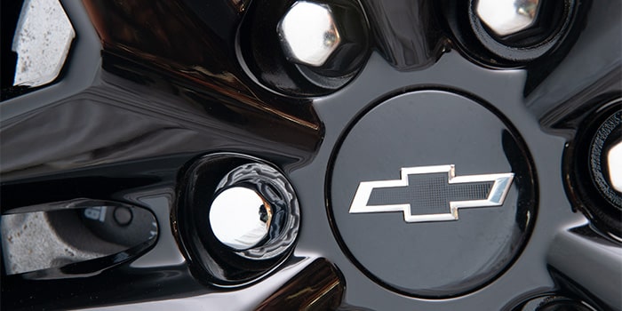 Calota de centro de roda preta com emblema preto do Blazer EV RS