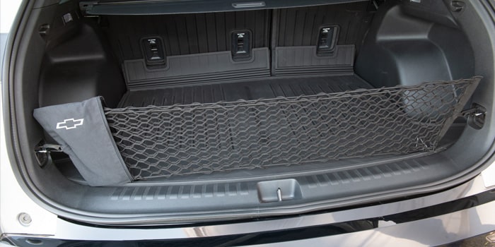 Rede vertical de porta-malas com bolsa para armazenamento e logo Chevrolet do Blazer EV RS