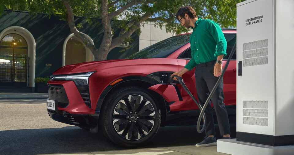 Blazer EV sendo carregada
