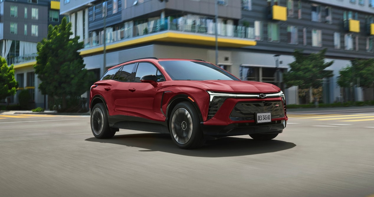 Blazer EV andando em cidade, na cor vermelha