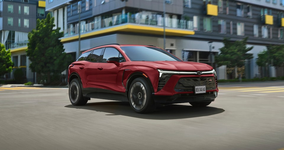 Blazer EV andando em cidade, na cor vermelha