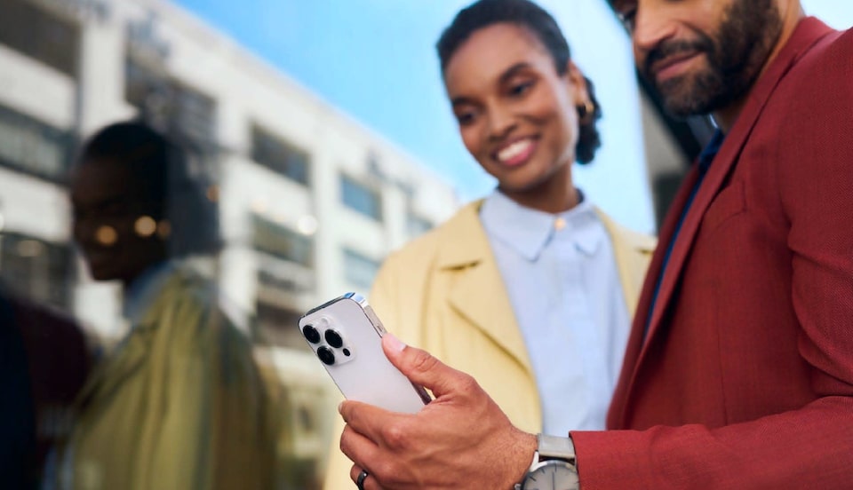 Casal olhando tela de celular