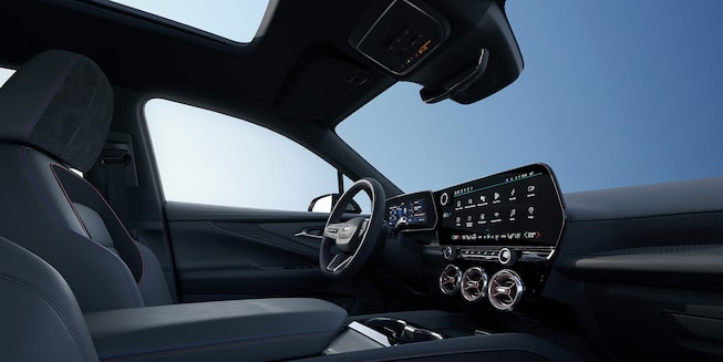 Interior mostrando painel, bancos e teto solar do Blazer EV RS