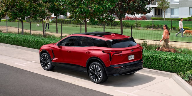 Blazer EV RS estacionada em frente à um parque