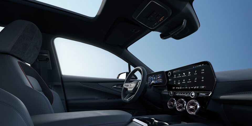 Interior futurista com acabamento premium do Blazer EV RS mostrando painel, volante, bancos dianteiros e teto solar