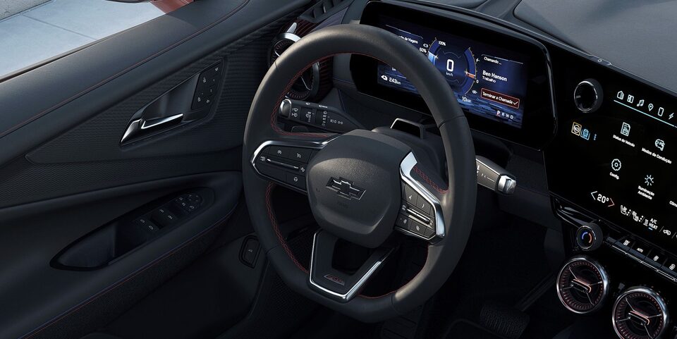 Volante do Blazer EV RS com base achatada e acabamentos exclusivos RS