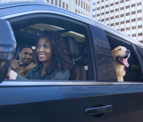 Família dentro de um carro Chevrolet