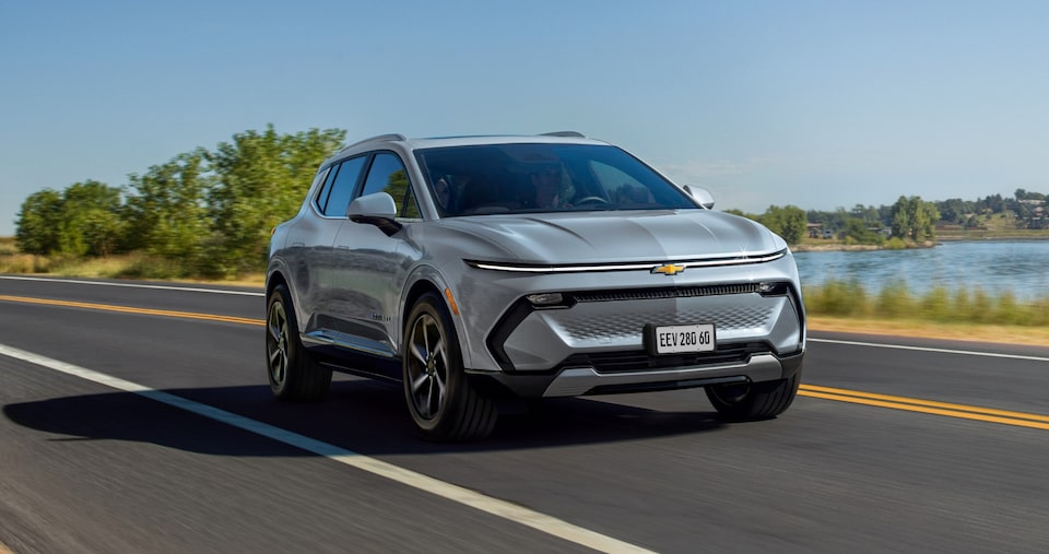 Equinox EV andando em rodovia