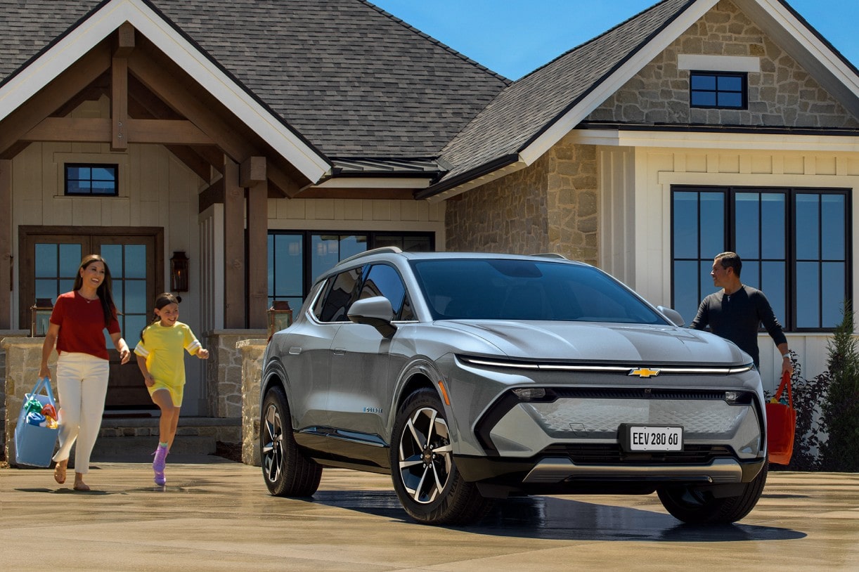Equinox EV parado em frente ao mar