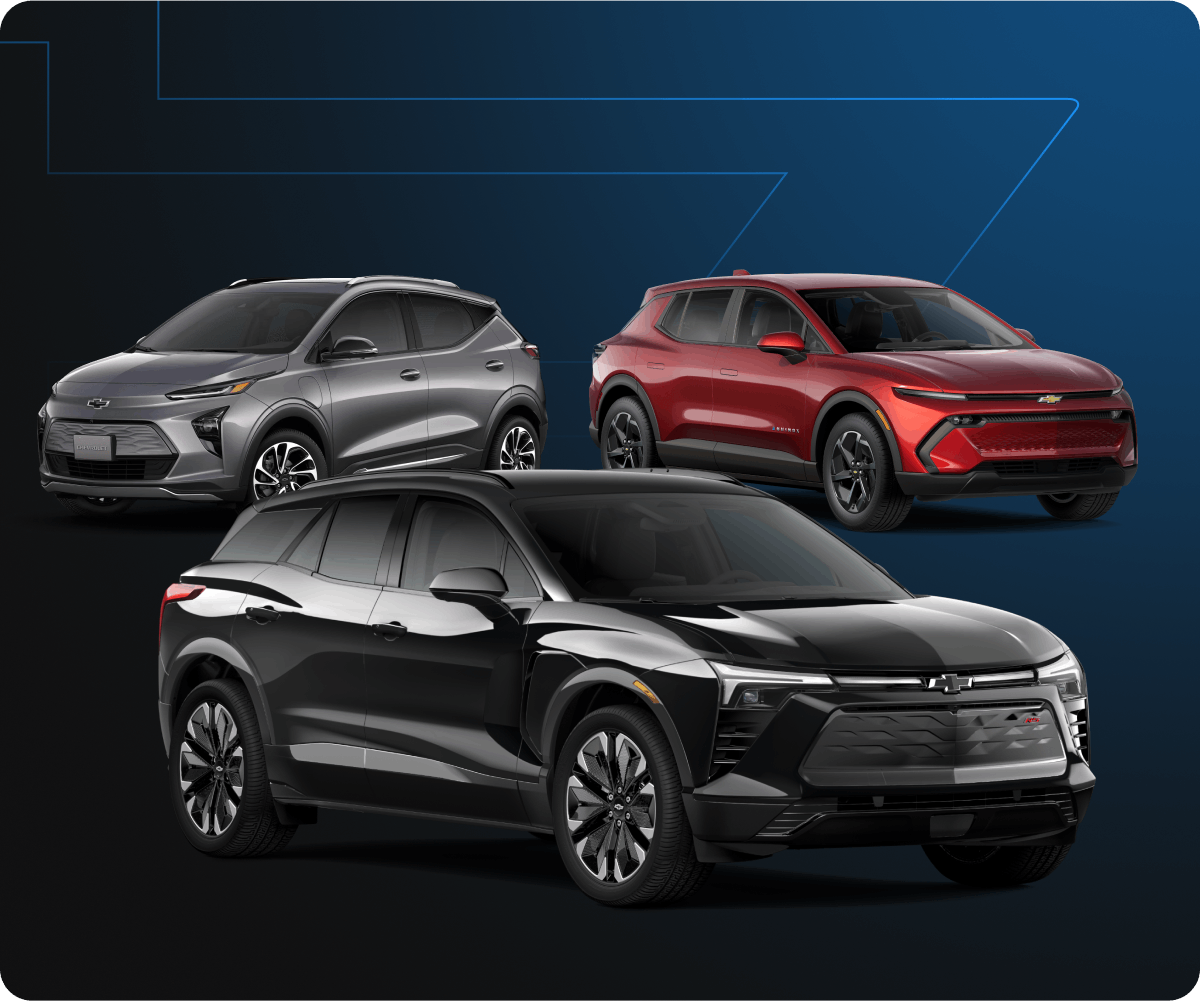 Três EVs Chevrolet expostos em fundo escuro: um cinza, um vermelho e um preto em destaque à frente.