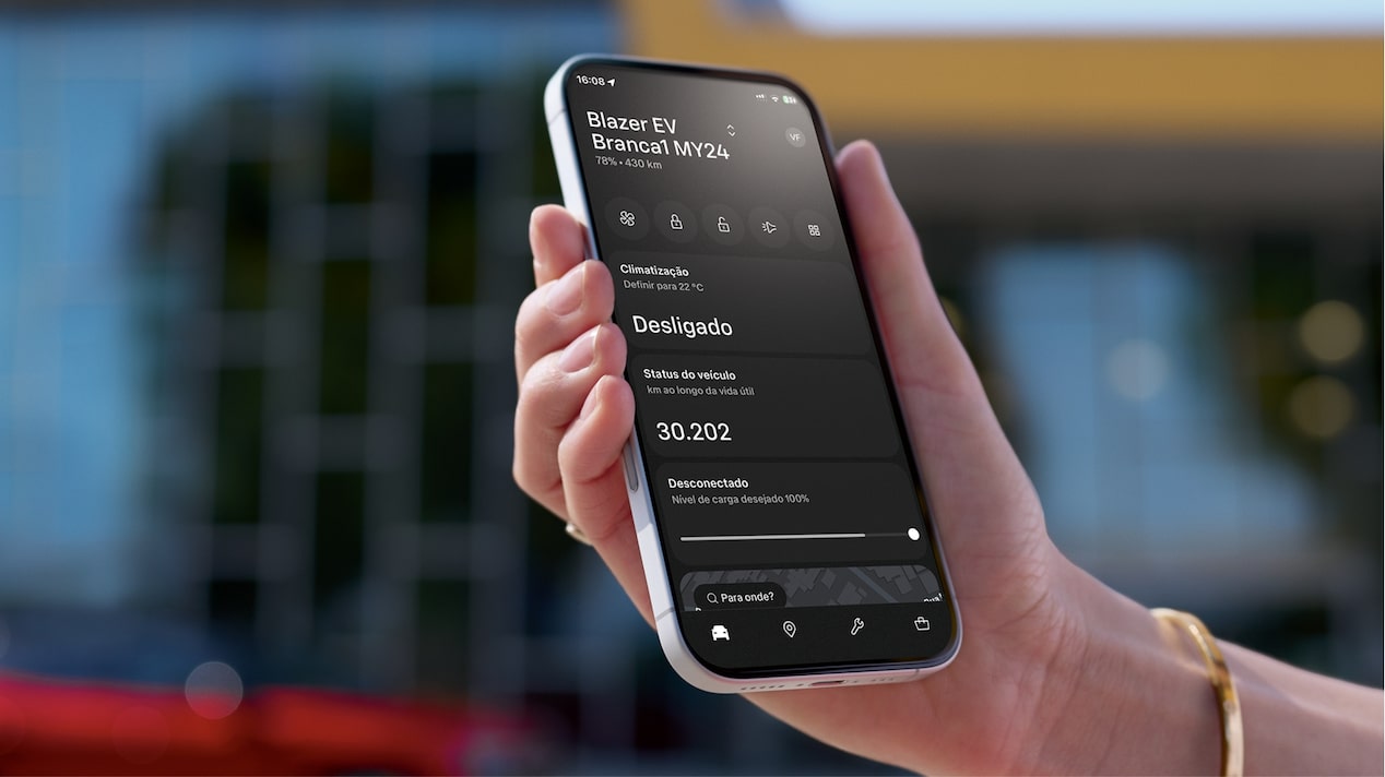 Smartphone demonstrando tela do app MyChevrolet, com informações e status de veículo elétrico no celular.