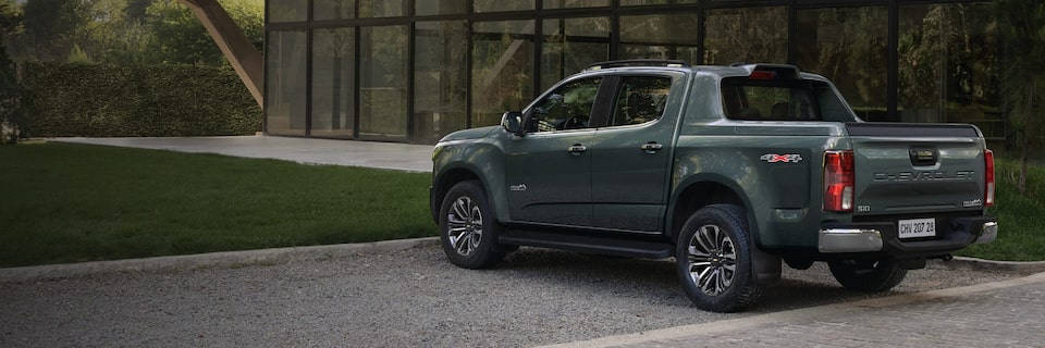 Imagem dedicada ao produtor rural, com uma S10 estacionada