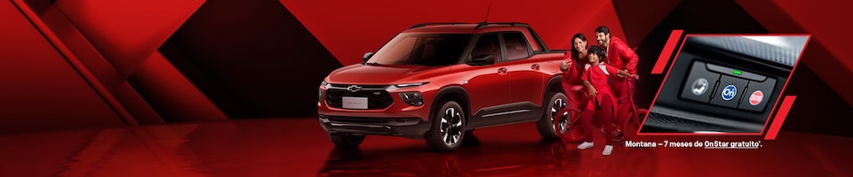Um Chevrolet Montana vermelho com uma família composta por um pai, mãe e filho tirando uma foto parados ao lado, mostrando um close do botão do Onstar.
