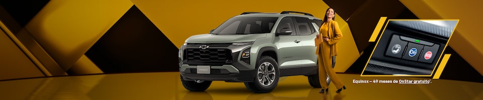 Um Chevrolet Equinox verde com uma mulher parada ao lado, mostrando um close do botão do Onstar.