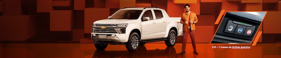 Um Chevrolet S10 branco com um homem parado ao lado, mostrando um close do botão do Onstar.