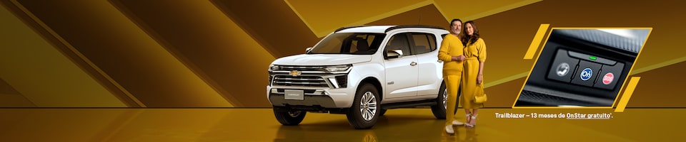 Um Chevrolet Traiblazer branco com um casal parado ao lado, mostrando um close do botão do Onstar.