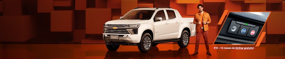  Um Chevrolet S10 branco com um homem parado ao lado, mostrando um close do botão do Onstar.