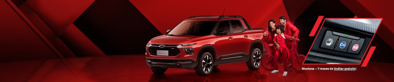 Um Chevrolet Montana vermelho com uma família composta por um pai, mãe e filho tirando uma foto parados ao lado, mostrando um close do botão do Onstar.