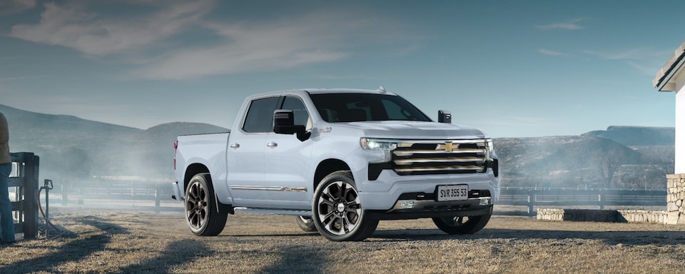 A picape aparece em imagem ambientada, em cenário predominantemente rural, que remete a uma fazenda onde ela é uma das principais ferramentas de trabalho. No canto superior esquerdo, o texto: Silverado 2026 - A picape para quem pensa (muito) grande; logo abaixo, o CTA saber mais.