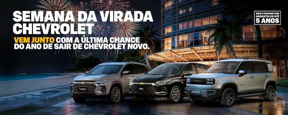 Três veículos Chevrolet - Onix, Tracker e Spark EUV - estacionados à beira-mar à noite, com fogos de artifício ao fundo e texto promocional sobre a chance de ganhar um carro novo.