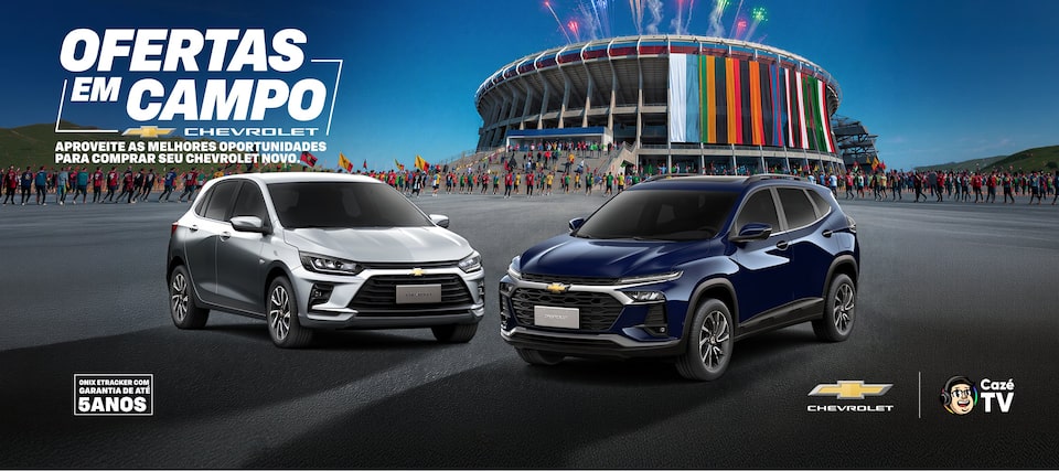 Banner promocional da Chevrolet com o título Ofertas em Campo e a mensagem Aproveite as melhores oportunidades para comprar seu Chevrolet novo. Em primeiro plano, aparecem dois veículos: um Chevrolet Onix prata à esquerda e um Chevrolet Tracker azul à direita. Ao fundo, há um estádio decorado com faixas coloridas, fogos de artifício no céu e uma grande multidão de torcedores com bandeiras, criando um ambiente de celebração esportiva. No canto inferior esquerdo, há um selo informando que Onix e Tracker têm garantia de até 5 anos. No canto inferior direito, aparecem os logotipos da Chevrolet e da CazéTV.