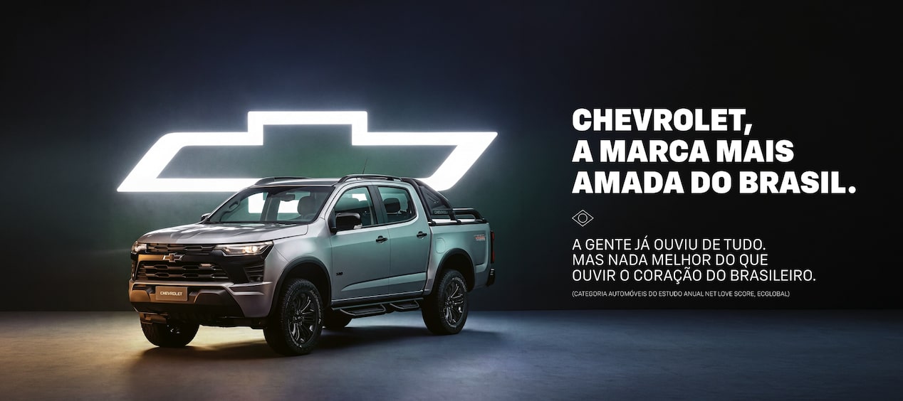 Chevrolet S10 prata posicionada à frente de logotipo iluminado da Chevrolet ao fundo. Texto: Chevrolet, a marca mais amada do Brasil. A gente já ouviu de tudo. Mas nada melhor do que ouvir o coração do brasileiro.  (Categoria Automóveis do estudo anual Net Love Score, ECGlobal)