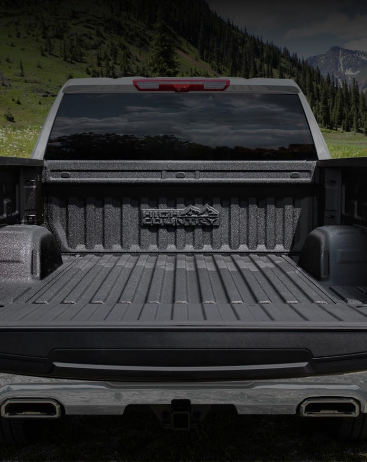 Cachamba: Foto de trás da nova picape Chevrolet Silverado High Country, com a caçamba aberta.