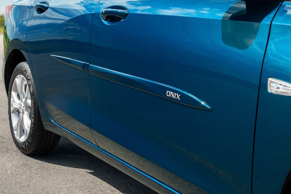 Friso lateral com nome cromado para Onix Plus 2020