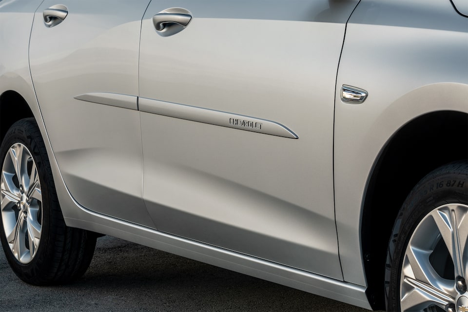 Friso lateral com nome "Chevrolet" sem pintura para Onix Plus 2020