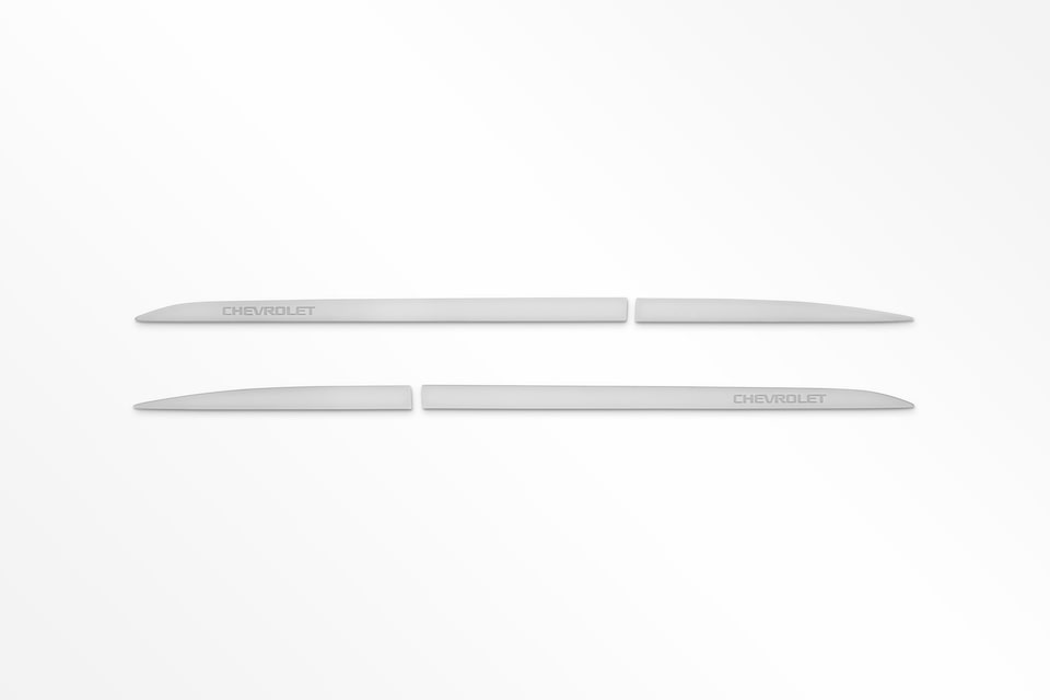 Friso lateral com nome "Chevrolet" sem pintura para Onix Plus 2020