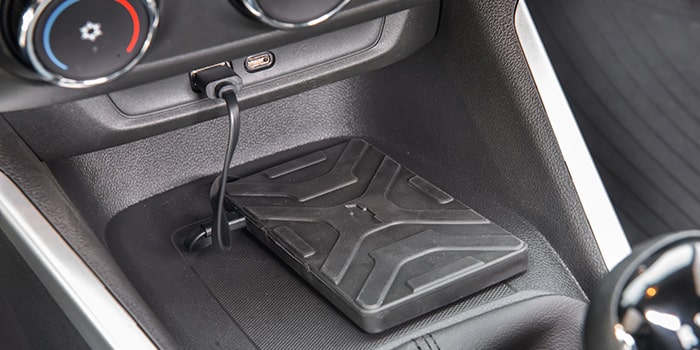 Carregue seu celular a bordo da Nova Chevrolet Montana sem se perder na bagunça dos cabos.