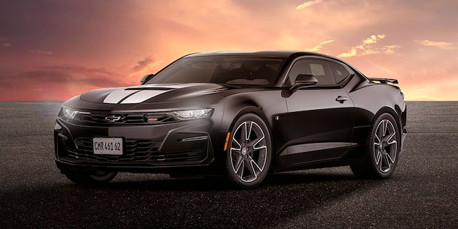 Imagem do novo Chevrolet Camaro Collection, preto, parado frente a um céu se fechando.