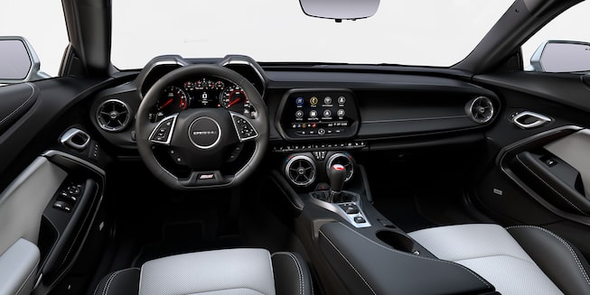 Imagem do interior do novo Chevrolet Camaro Colletion coupe, mostrando detalhes dos bancos e de seu painel.