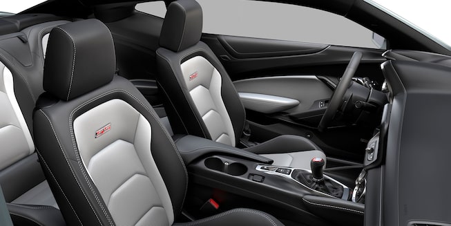 Imagem do interior do novo Chevrolet Camaro Colletion coupe, mostrando detalhes dos bancos e de seu interior.