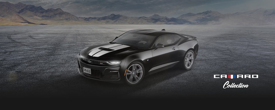 Arte mostrando o novo Chevrolet Camaro Colletion coupe, na cor preto com fachas brancas sobre o capô, estacionando próximo à paisagem montanhosa.