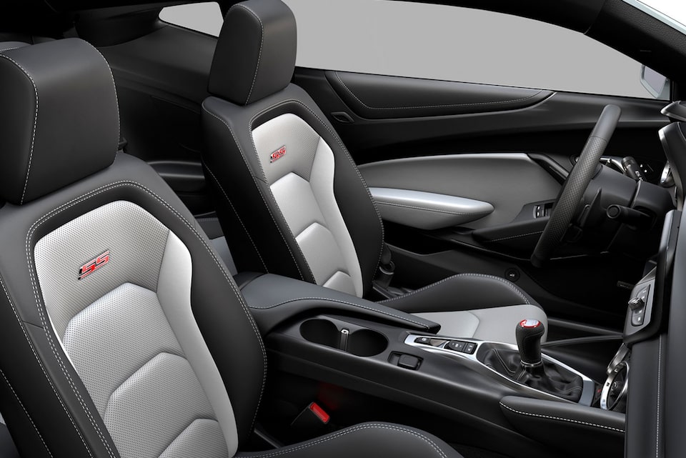 Imagem do interior do novo Chevrolet Camaro Colletion coupe, mostrando detalhes dos bancos e de seu interior.