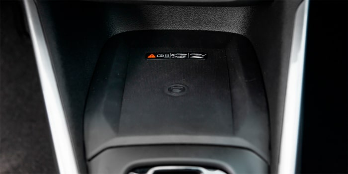 Imagem do console da nova Chevrolet Montana, mostrando o carregador de celular sem fio.