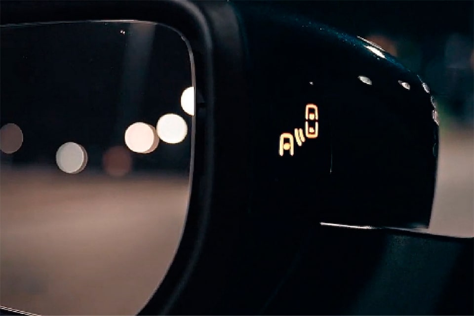 Imagem do retrovisor externo, com destaque para a função de Alerta de Ponto Cego.