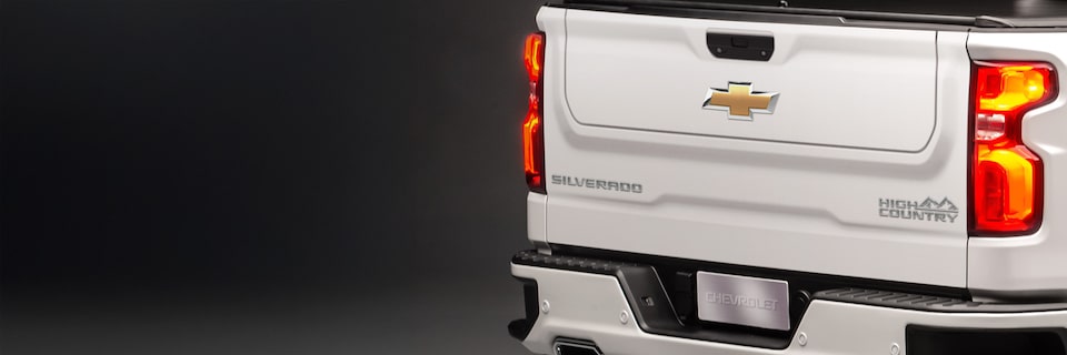 Traseira da nova picape Chevrolet Silverado, branco summit.