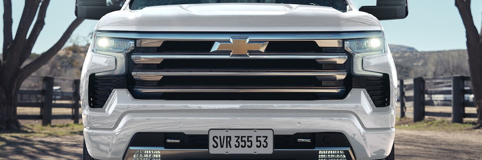 Imagem frontal da Silverado High Country com foco na grade dianteira, que foi pensada para uma aerdinâmica superior.