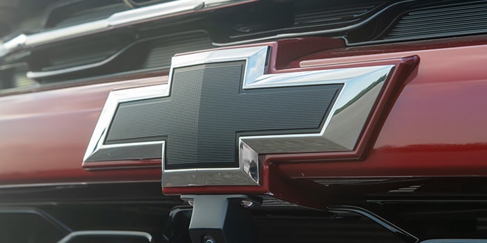 Emblema Chevrolet Preto dianteiro na nova S10