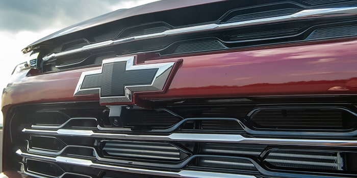 Emblema Chevrolet Preto dianteiro na nova S10