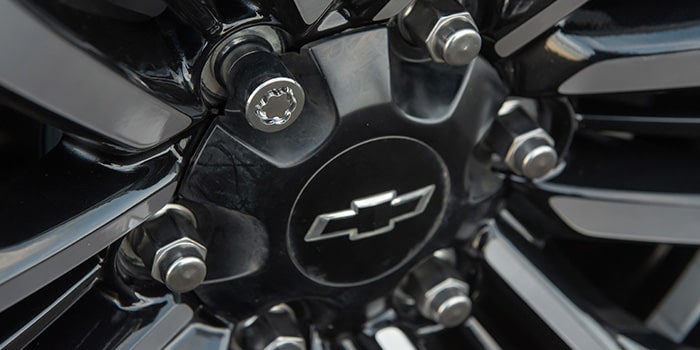 Calota de centro de roda preta com emblema preto Midnight