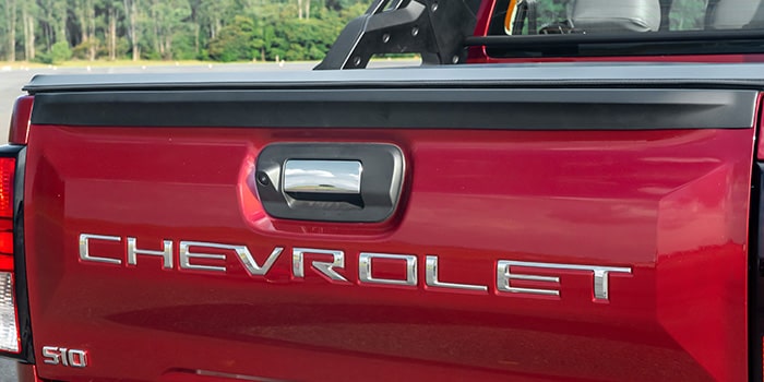 Emblema Chevrolet na tampa traseiro em alto relevo da nova S10