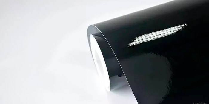 Rolo de película de envelopamento preto brilhante