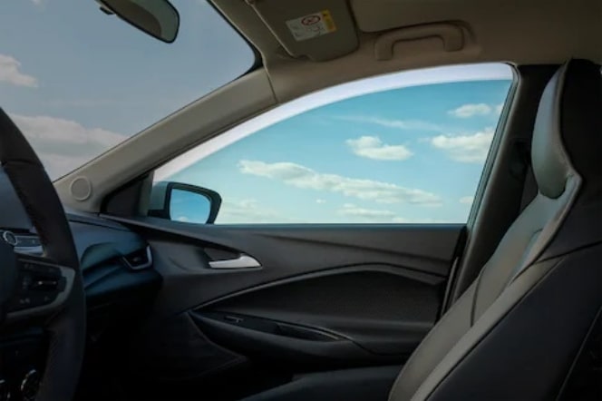 Imagem mostrando o interior do carro, destacando o acessório "película de vidro", instalado na janela do passageiro.