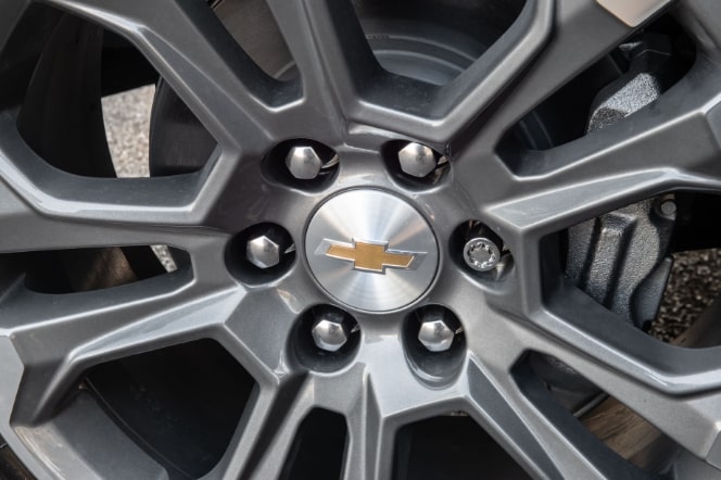 Imagem da roda da nova picape Chevrolet Silverado, destacando o acessório "trava de rodas".