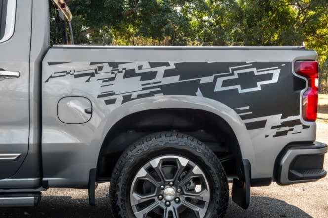 Imagem da caçamba da nova picape Chevrolet Silverado, personalizada com adesivo da Chevrolet.